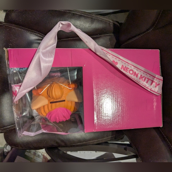 L.O.L Surprise Big Pet Neon Kitty With 15 Surprises - Picture 4 of 5